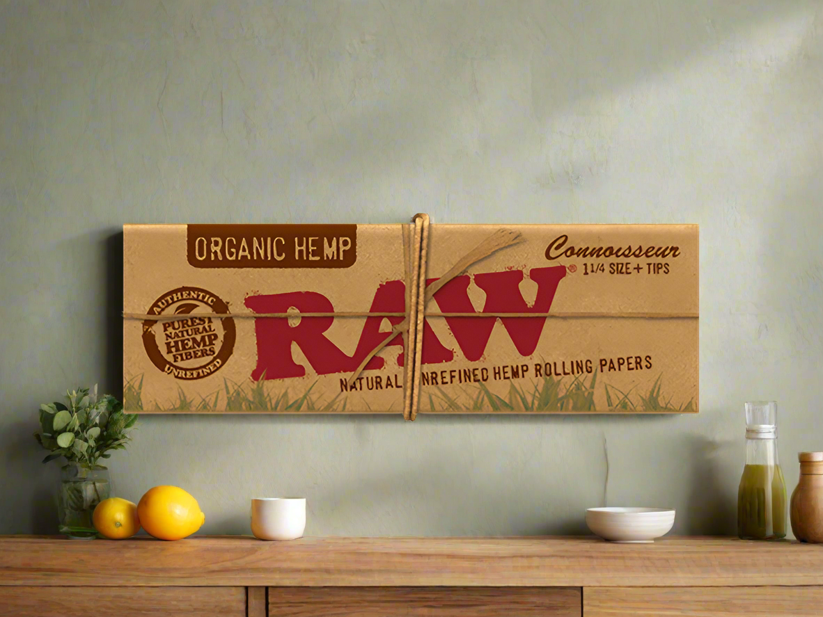 Raw Rolling Papers Connoisseur 1 1/4 Size + Tips